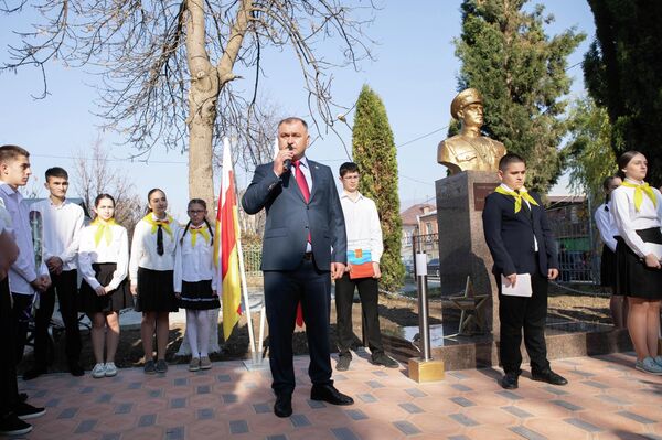 Открытие обновленного бюста Героя Великой Отечественной войны Сергея Коблова Открытие обновленного бюста Героя Великой Отечественной войны Сергея Коблова - Sputnik Южная Осетия