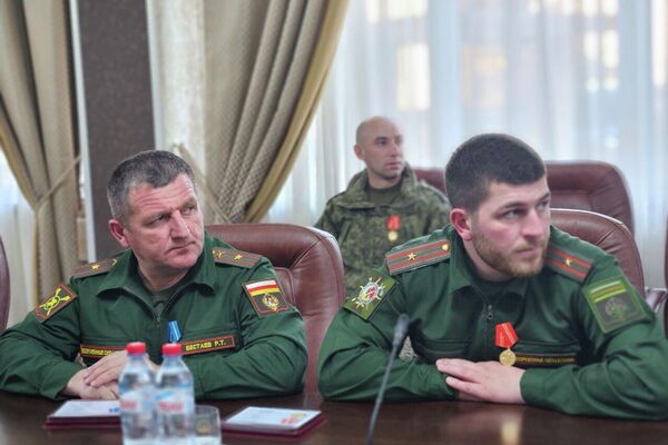 Президент Южной Осетии Алан Гаглоев вручил госнаграды сотрудникам силовых структур и госучреждений - Sputnik Южная Осетия