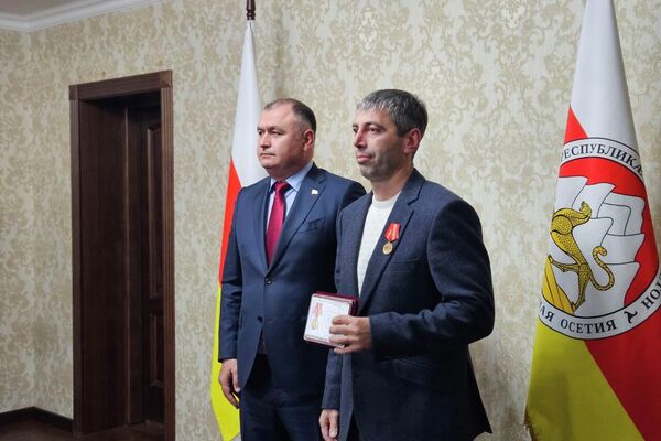 Президент Южной Осетии Алан Гаглоев вручил госнаграды сотрудникам силовых структур и госучреждений - Sputnik Южная Осетия
