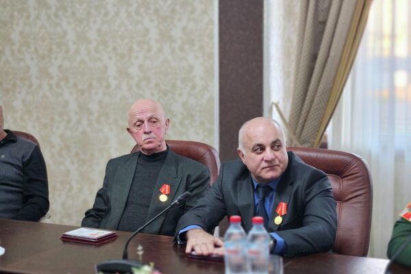 Президент Южной Осетии Алан Гаглоев вручил госнаграды сотрудникам силовых структур и госучреждений - Sputnik Южная Осетия