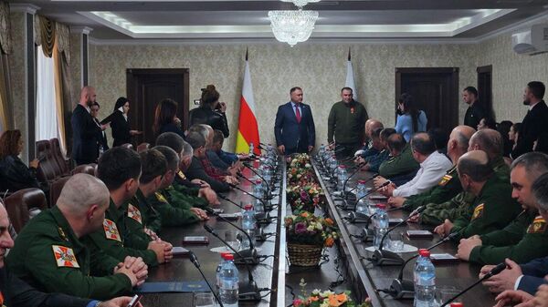 Президент Южной Осетии Алан Гаглоев вручил госнаграды сотрудникам силовых структур и госучреждений - Sputnik Южная Осетия