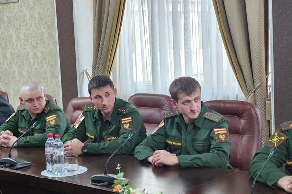 Президент Южной Осетии Алан Гаглоев вручил госнаграды сотрудникам силовых структур и госучреждений - Sputnik Южная Осетия