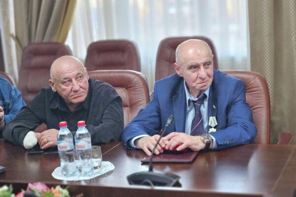 Президент Южной Осетии Алан Гаглоев вручил госнаграды сотрудникам силовых структур и госучреждений - Sputnik Южная Осетия