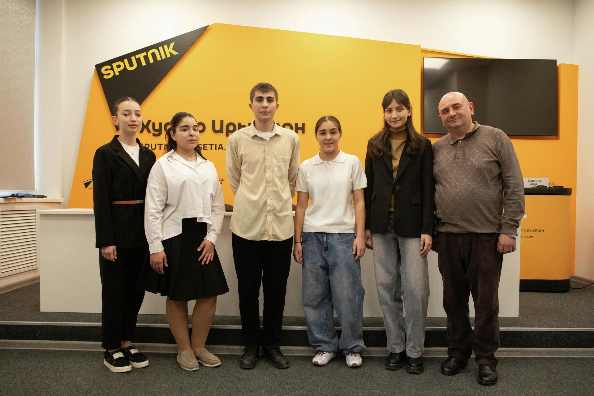 Диана Габараева, Елизавета Кочиева, Аслан Валиев, Алана Джиджоева, Софья Русских, Тамерлан Техов - Sputnik Южная Осетия, 1920, 03.12.2025