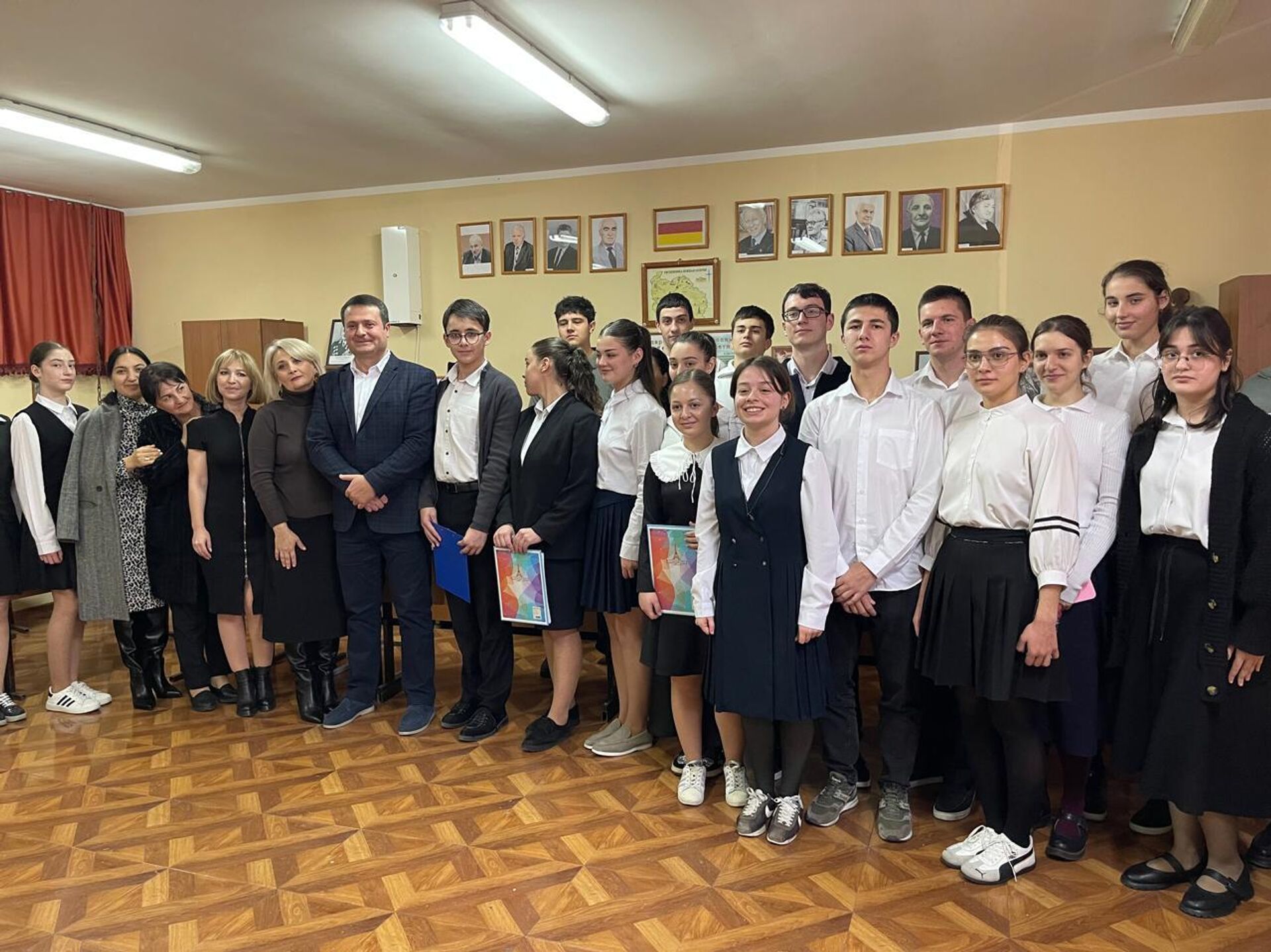 Открытие Клуба юных дипломатов в гимназии Альбион - Sputnik Южная Осетия, 1920, 28.11.2025