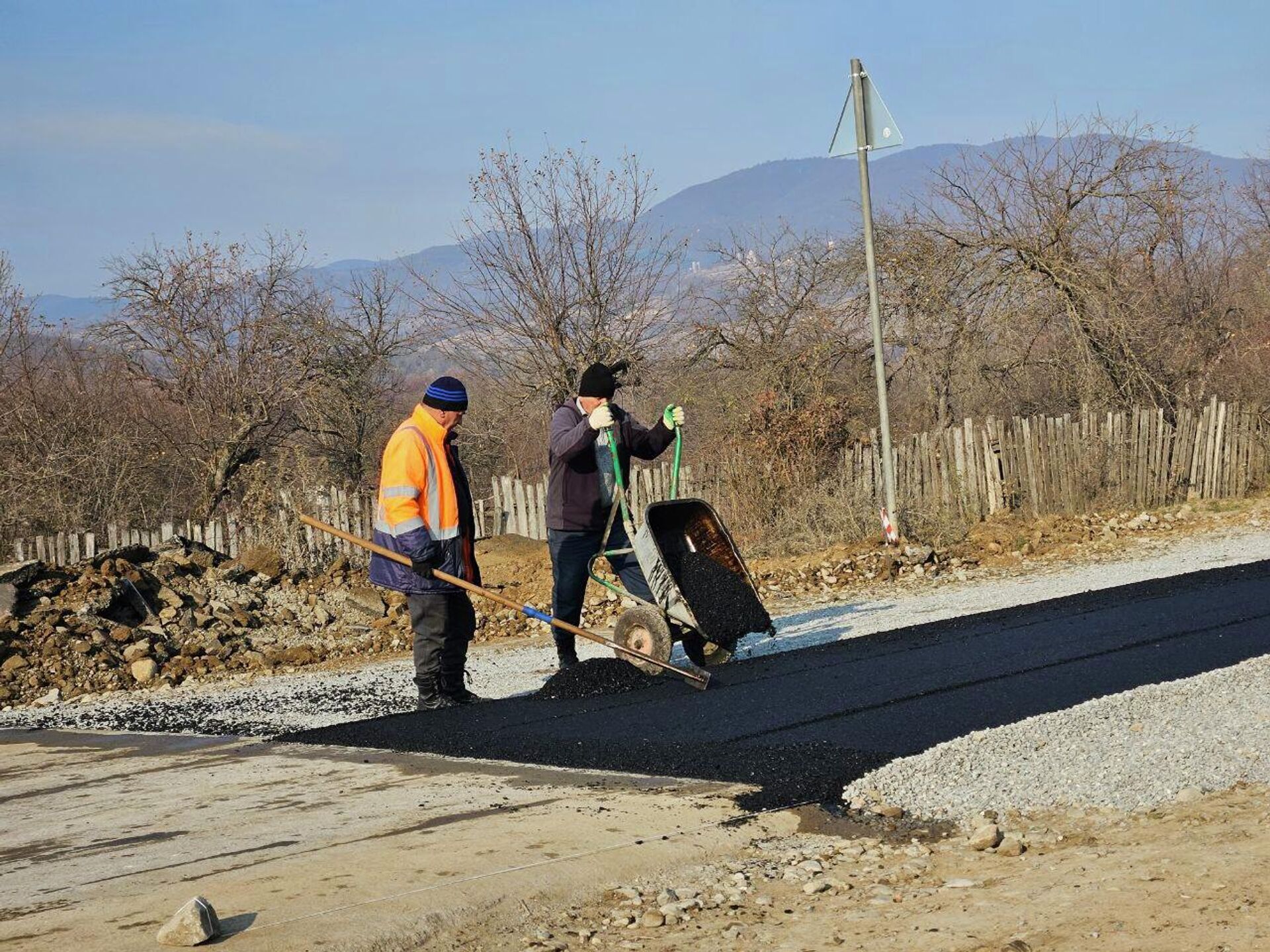 Работы по асфальтированию дороги Бекмар-Корнис - Sputnik Южная Осетия, 1920, 30.11.2025