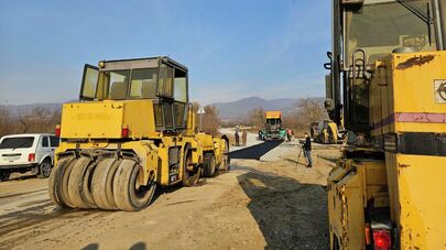 Работы по асфальтированию дороги Бекмар-Корнис