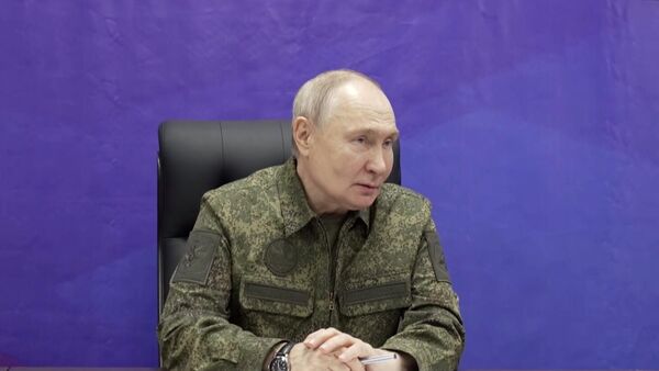 Президент Владимир Путин посетил один из пунктов управления Объединённой группировки войск - Sputnik Южная Осетия