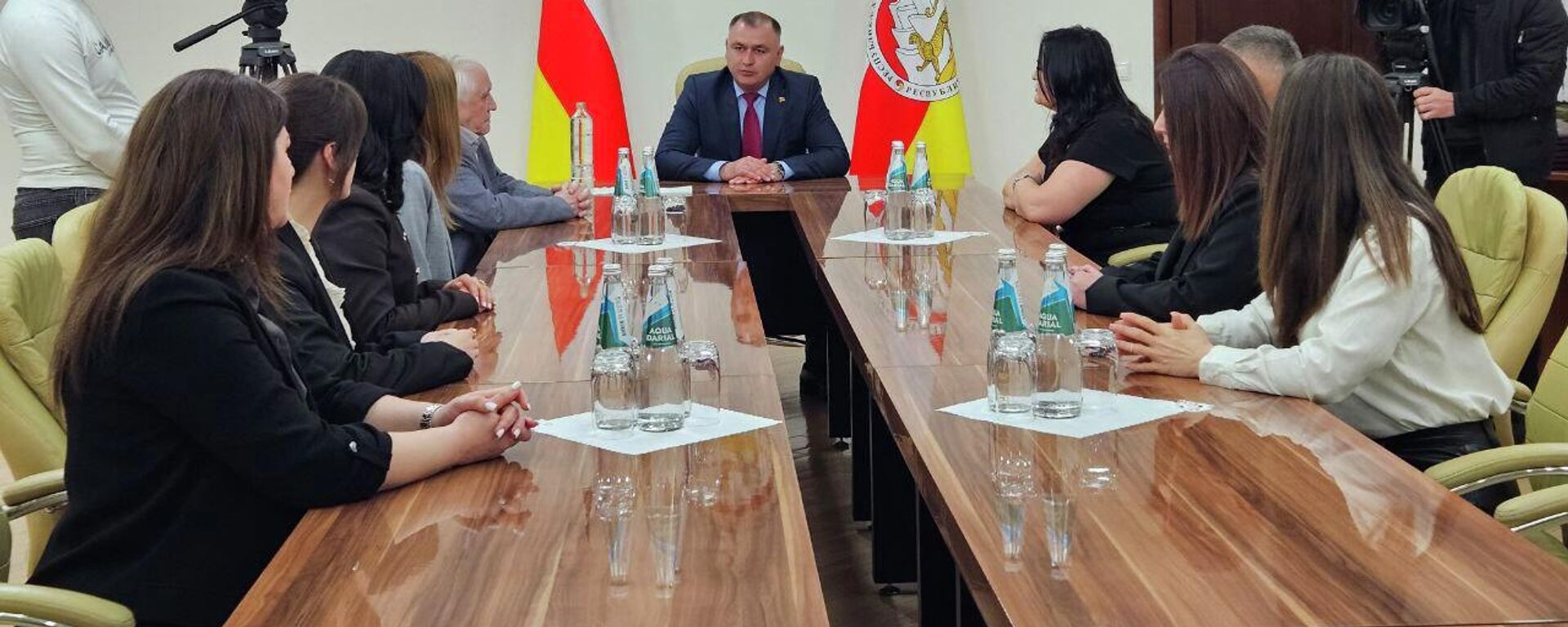 Алан Гаглоев наградил сотрудников агентства Рес в честь 30-летия его основания - Sputnik Южная Осетия, 1920, 02.12.2025