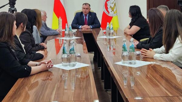 Алан Гаглоев наградил сотрудников агентства Рес в честь 30-летия его основания - Sputnik Южная Осетия