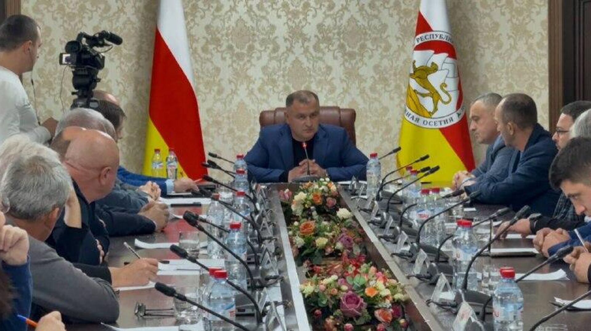 Президент Южной Осетий Алан Гаглоев обсудил поддержку бизнеса и возобновление работы Координационного совета Президент Южной Осетий Алан Гаглоев обсудил поддержку бизнеса и возобновление работы Координационного совета - Sputnik Южная Осетия, 1920, 03.12.2025