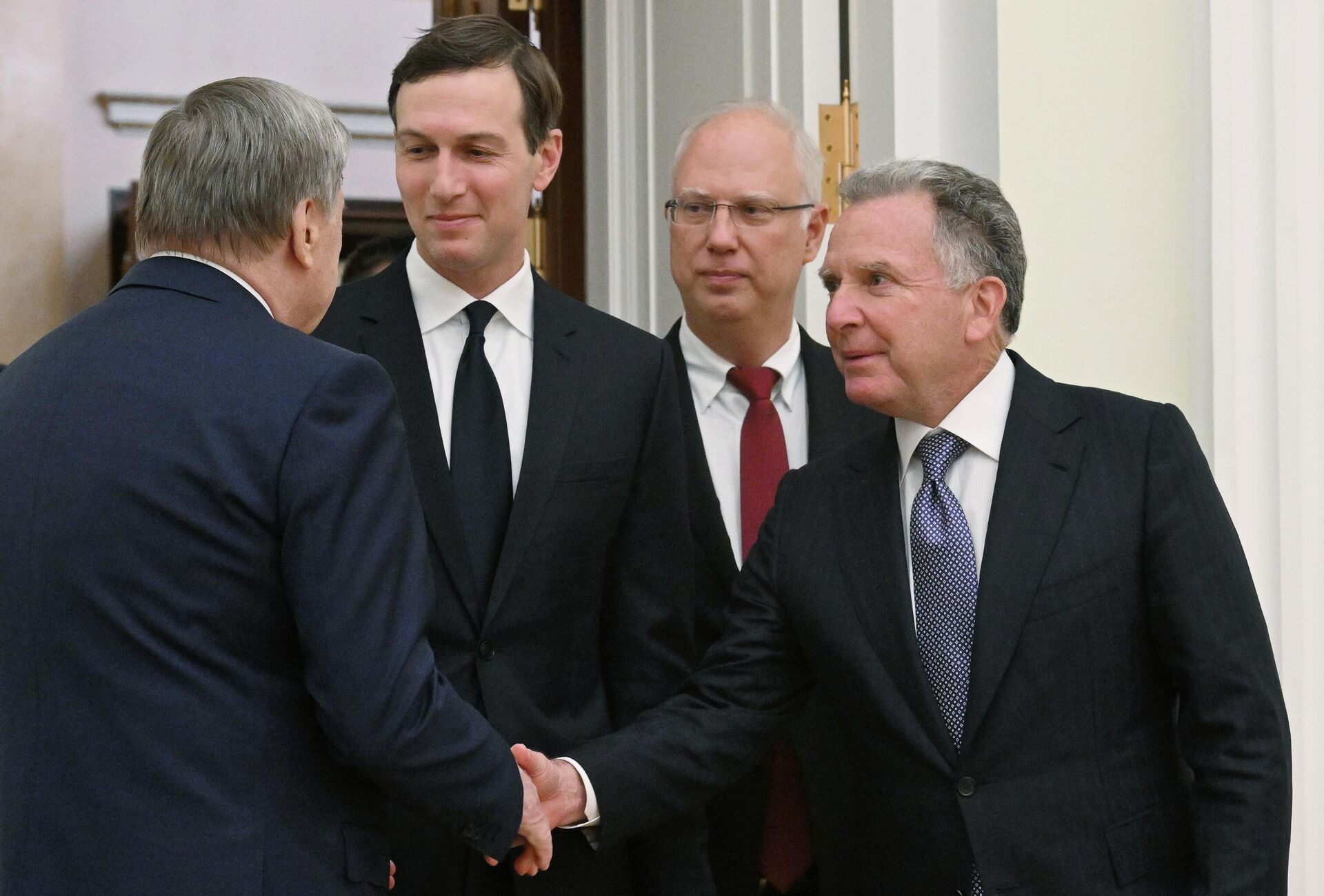 Помощник президента РФ Юрий Ушаков, зять Дональда Трампа Джаред Кушнер, гендиректор РФПИ Кирилл Дмитриев и спецпосланник президента США Стивен Уиткофф - Sputnik Южная Осетия, 1920, 03.12.2025