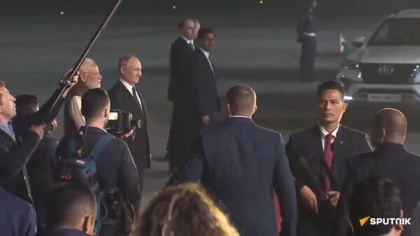 Какая Индия и без танцев? Путина на авиабазе Палам встретили танцующие девушки - Sputnik Южная Осетия