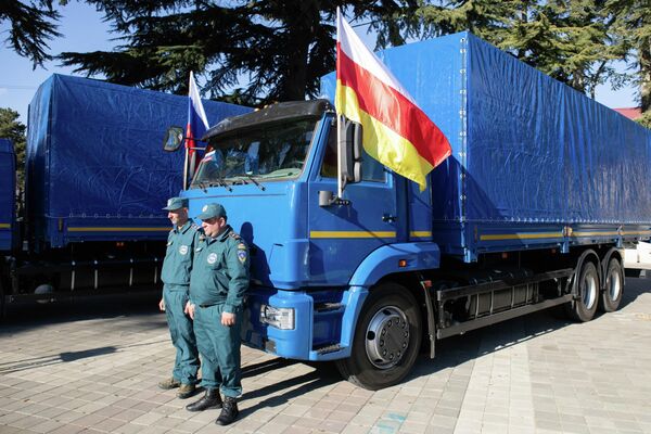 Торжественная церемония передачи спецтехники МЧС России в дар южноосетинским коллегам  - Sputnik Южная Осетия