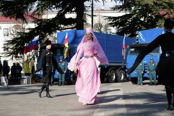 Торжественная церемония передачи спецтехники МЧС России в дар южноосетинским коллегам  - Sputnik Южная Осетия