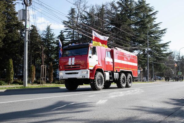 Торжественная церемония передачи спецтехники МЧС России в дар южноосетинским коллегам  - Sputnik Южная Осетия