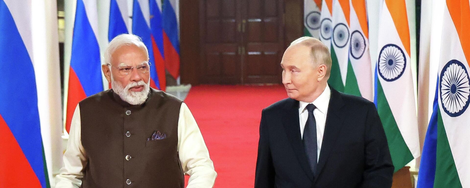 Президент РФ Владимир Путин и премьер-министр Индии Нарендра Моди - Sputnik Южная Осетия, 1920, 05.12.2025