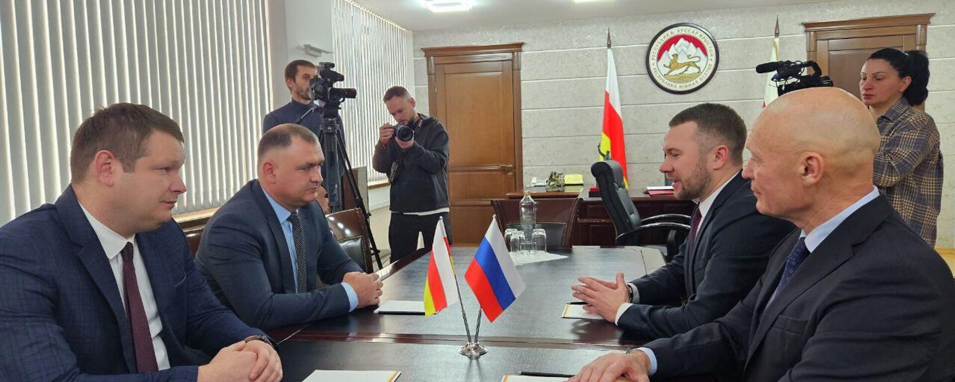 Встреча президента РЮО Алана Гаглоева с директором Росдетцентра Александром Кудряшовым - Sputnik Южная Осетия, 1920, 09.12.2025