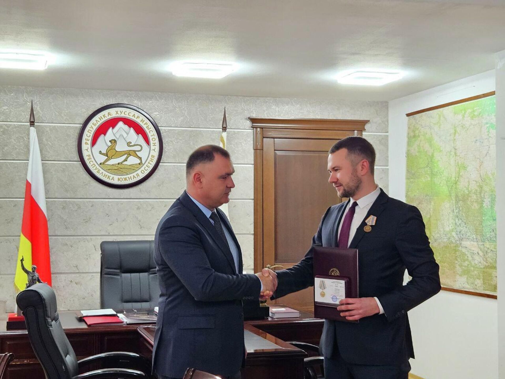 Встреча президента РЮО Алана Гаглоева с директором Росдетцентра Александром Кудряшовым Встреча президента РЮО Алана Гаглоева с директором Росдетцентра Александром Кудряшовым - Sputnik Хуссар Ирыстон, 1920, 09.12.2025