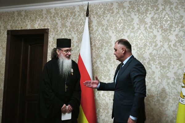 Встреча президента РЮО с депутатами парламента первого созыва Встреча президента РЮО с депутатами парламента первого созыва - Sputnik Южная Осетия