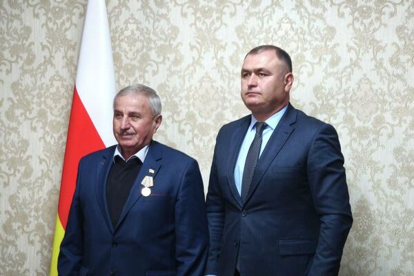 Встреча президента РЮО с депутатами парламента первого созыва Встреча президента РЮО с депутатами парламента первого созыва - Sputnik Южная Осетия