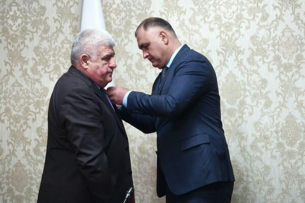 Встреча президента РЮО с депутатами парламента первого созыва Встреча президента РЮО с депутатами парламента первого созыва - Sputnik Южная Осетия