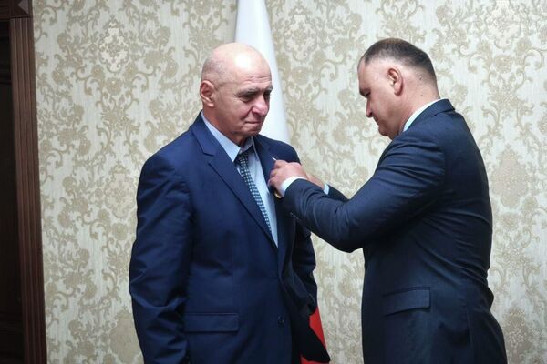 Встреча президента РЮО с депутатами парламента первого созыва Встреча президента РЮО с депутатами парламента первого созыва - Sputnik Южная Осетия