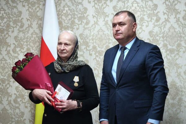 Встреча президента РЮО с депутатами парламента первого созыва Встреча президента РЮО с депутатами парламента первого созыва - Sputnik Южная Осетия