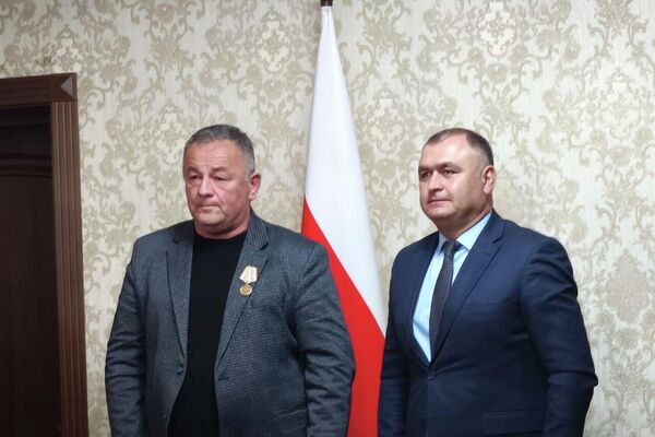 Встреча президента РЮО с депутатами парламента первого созыва Встреча президента РЮО с депутатами парламента первого созыва - Sputnik Южная Осетия