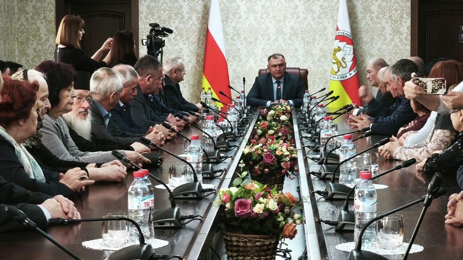 Встреча президента РЮО с депутатами парламента первого созыва Встреча президента РЮО с депутатами парламента первого созыва - Sputnik Южная Осетия, 1920, 09.12.2025