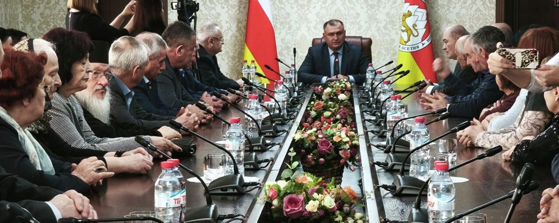 Встреча президента РЮО с депутатами парламента первого созыва  - Sputnik Южная Осетия, 1920, 09.12.2025