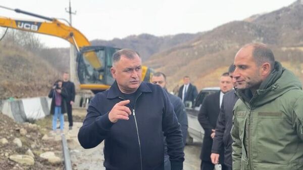 Президент Южной Осетии проверил работы по газификации города Квайса  - Sputnik Южная Осетия