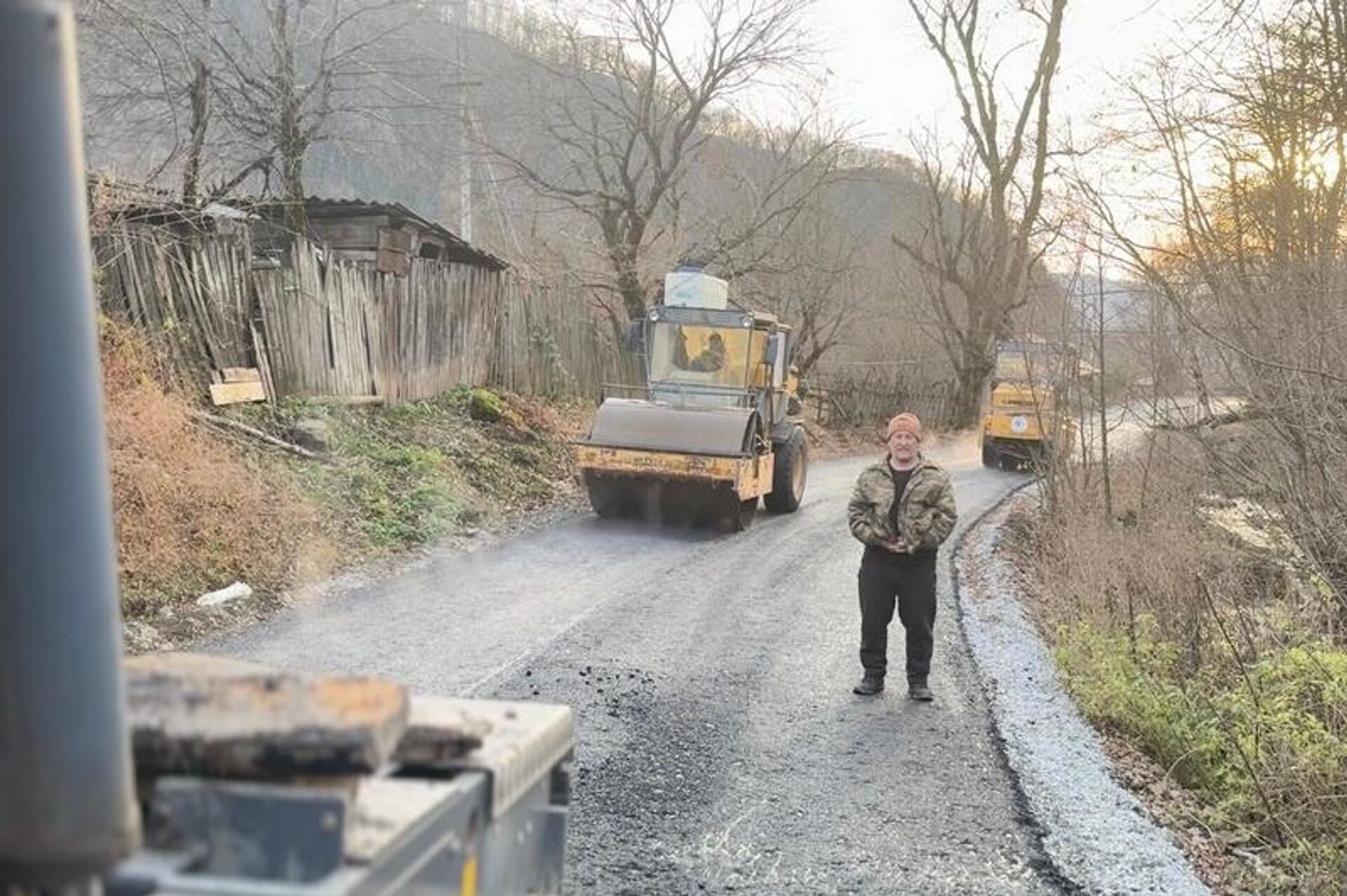 Президент Южной Осетии проверил работы по асфальтированию участка дороги Эрцо-Синагур - Sputnik Южная Осетия, 1920, 10.12.2025