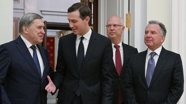 Помощник президента РФ Юрий Ушаков с зятем Дональда Трампа Джаредом Кушнером, гендиректором РФПИ Кириллом Дмитриевым и спецпосланником Стивеном Уиткоффом - Sputnik Южная Осетия