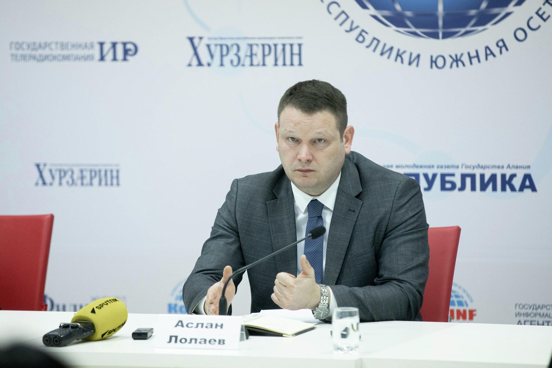 Аслан Лолаев на пресс-конференции - Sputnik Южная Осетия, 1920, 04.09.2026