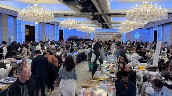 Памятная банкнота Южной Осетии с изображением Коста Хетагурова с успехом была представлена на Международной Нумизматической ярмарке в Гонконге - Sputnik Южная Осетия