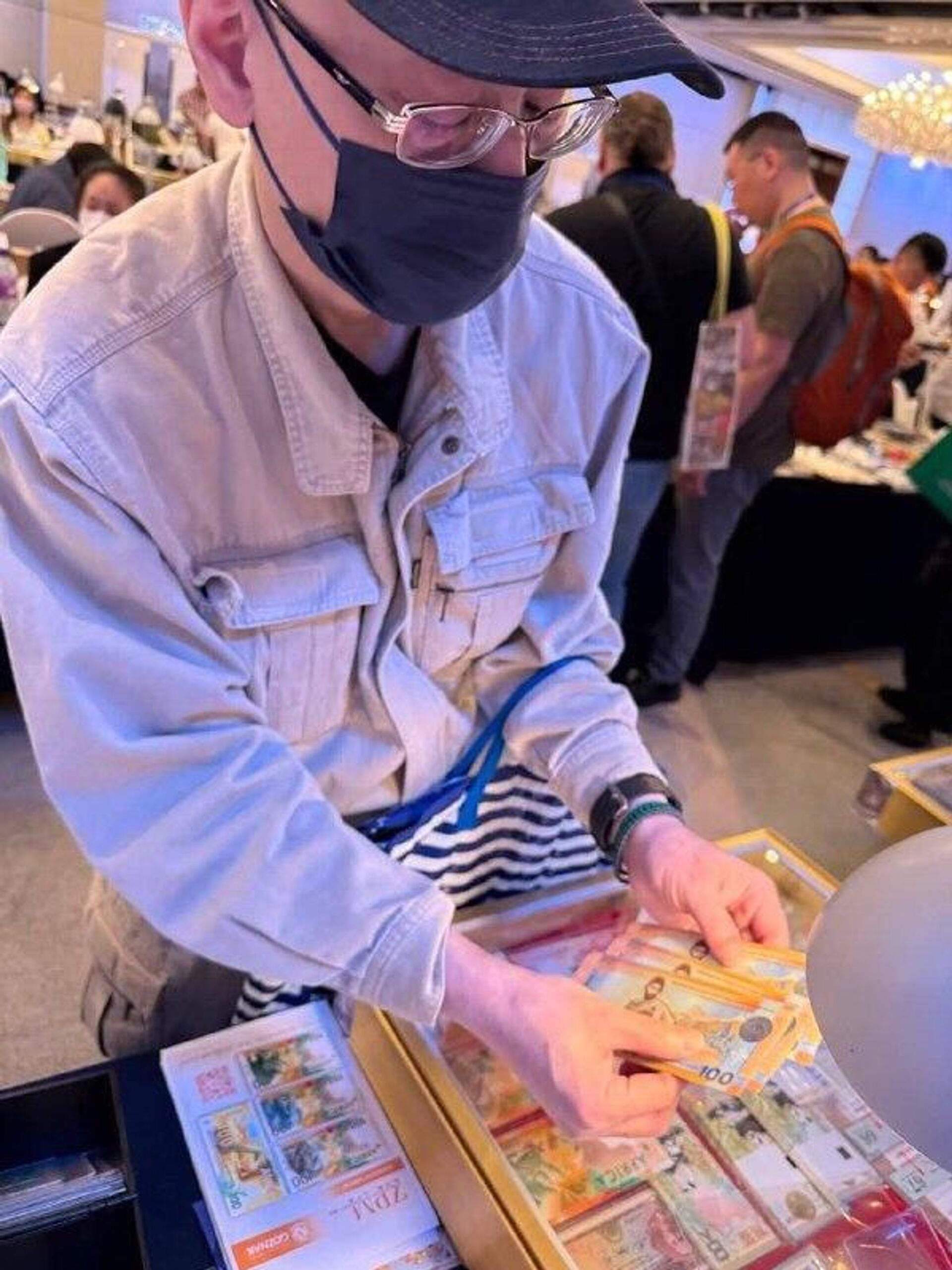 Памятная банкнота Южной Осетии с изображением Коста Хетагурова с успехом была представлена на Международной Нумизматической ярмарке в Гонконге Памятная банкнота Южной Осетии с изображением Коста Хетагурова с успехом была представлена на Международной Нумизматической ярмарке в Гонконге - Sputnik Южная Осетия, 1920, 17.12.2025