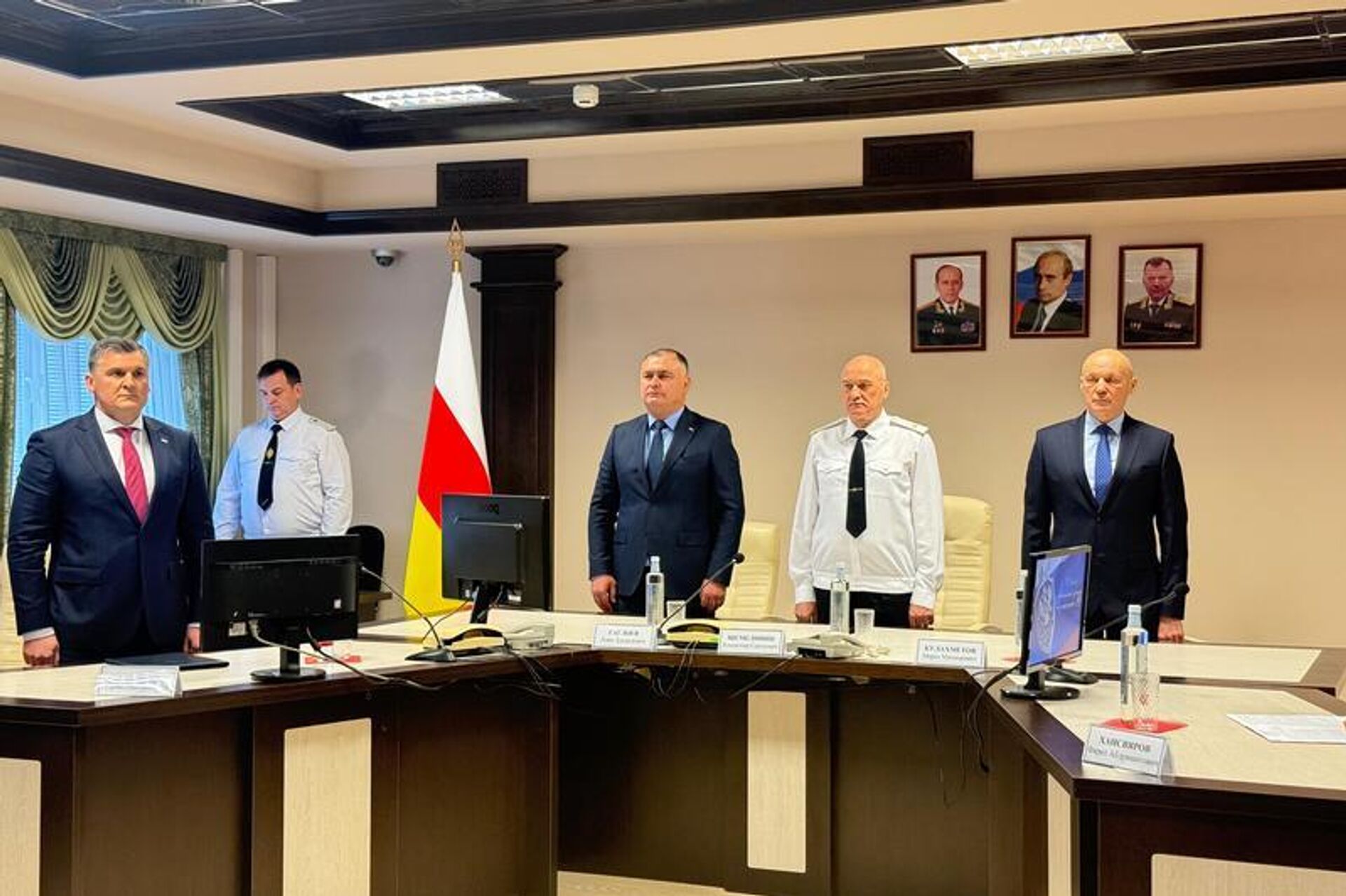  Президент Алан Гаглоев поздравил сотрудников Пограничного управления ФСБ России в Республике Южная Осетия  - Sputnik Южная Осетия, 1920, 19.12.2025