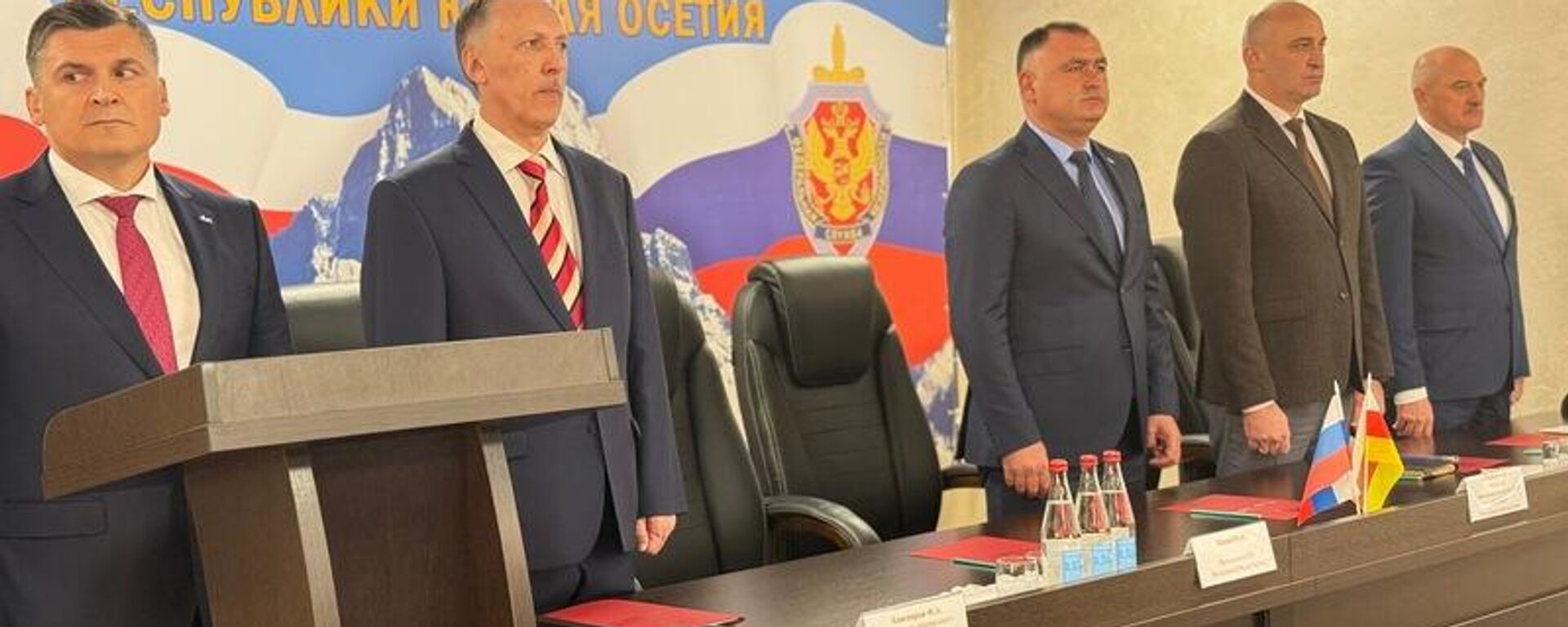 Алан Гаглоев поздравил сотрудников КГБ Южной Осетии с профессиональным праздником  - Sputnik Южная Осетия, 1920, 19.12.2025