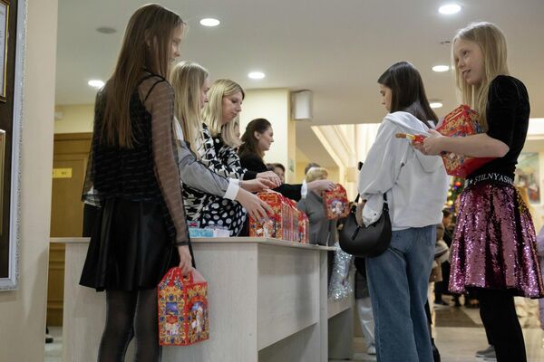 Посольство РФ в РЮО организовало праздничное мероприятие для детей в Цхинвале Посольство РФ в РЮО организовало праздничное мероприятие для детей в Цхинвале - Sputnik Южная Осетия