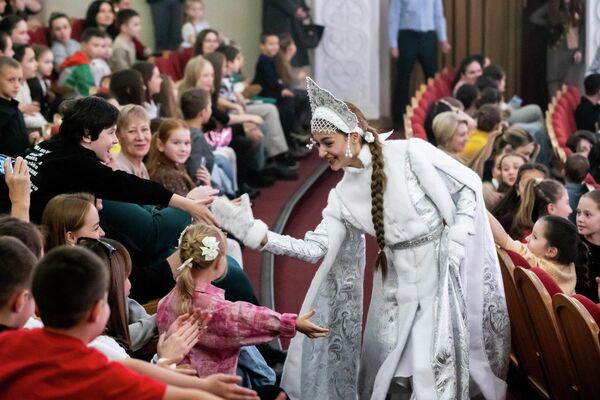 Посольство РФ в РЮО организовало праздничное мероприятие для детей в Цхинвале Посольство РФ в РЮО организовало праздничное мероприятие для детей в Цхинвале - Sputnik Южная Осетия