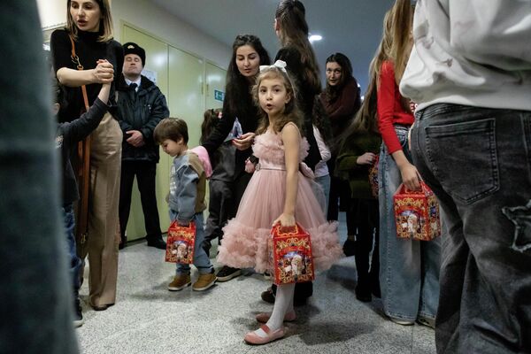 Посольство РФ в РЮО организовало праздничное мероприятие для детей в Цхинвале Посольство РФ в РЮО организовало праздничное мероприятие для детей в Цхинвале - Sputnik Южная Осетия