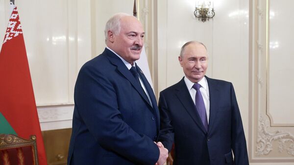 Президент РФ Владимир Путин и президент Белоруссии Александр Лукашенко во время встречи в Санкт-Петербурге - Sputnik Южная Осетия