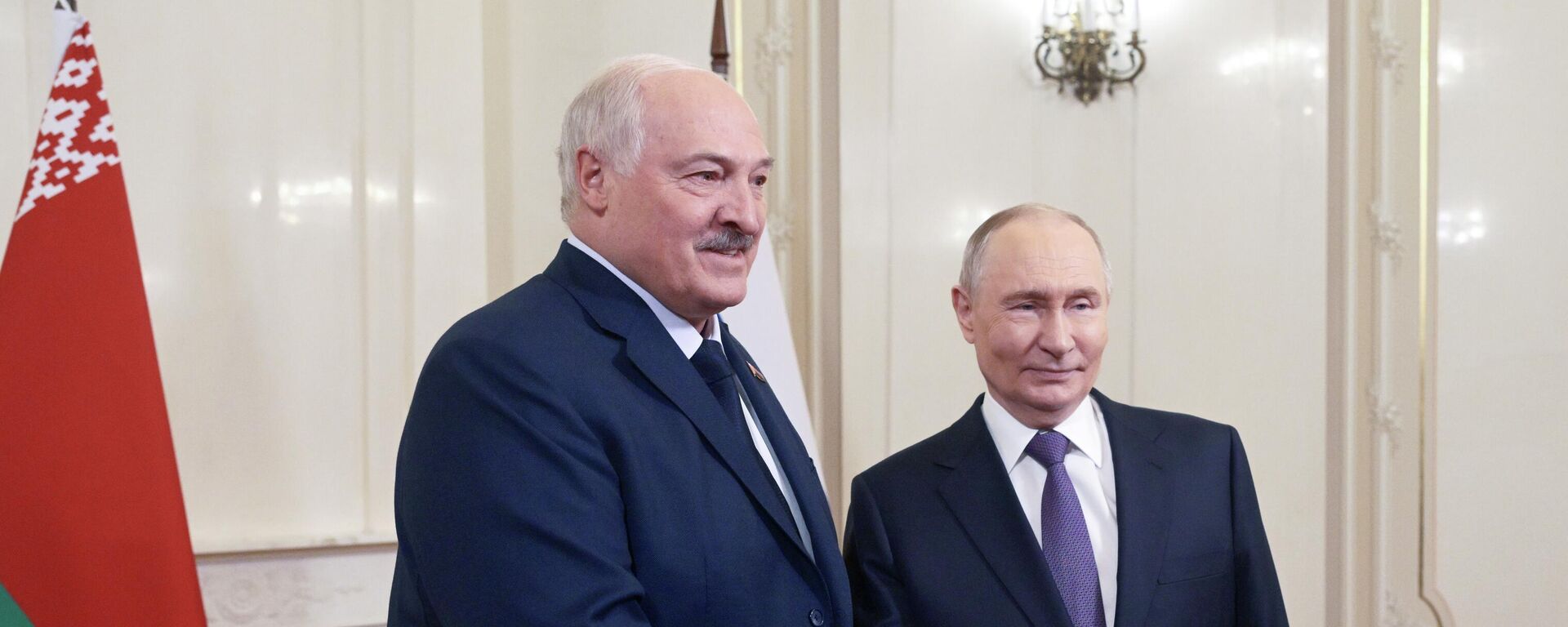 Президент РФ Владимир Путин и президент Белоруссии Александр Лукашенко во время встречи в Санкт-Петербурге - Sputnik Южная Осетия, 1920, 21.12.2025