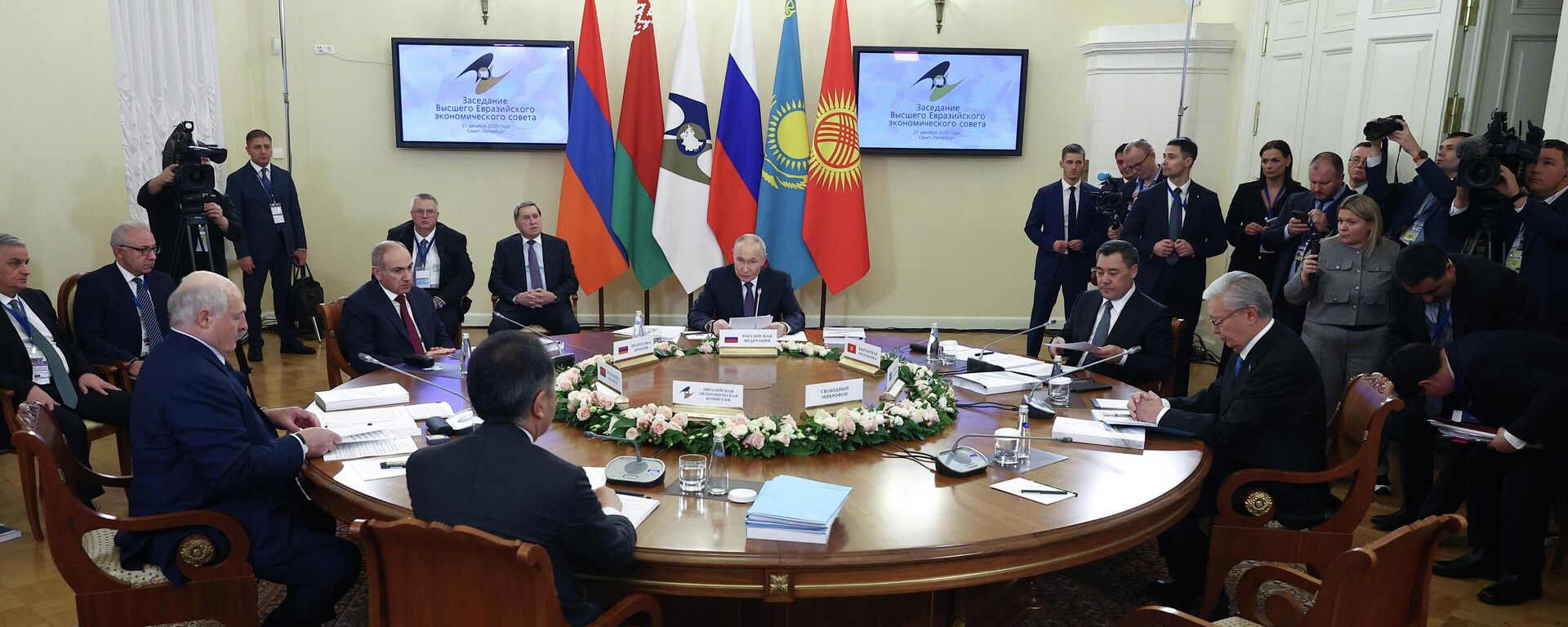 Президент РФ Владимир Путин на заседании Высшего Евразийского экономического совета в Санкт-Петербурге - Sputnik Южная Осетия, 1920, 21.12.2025