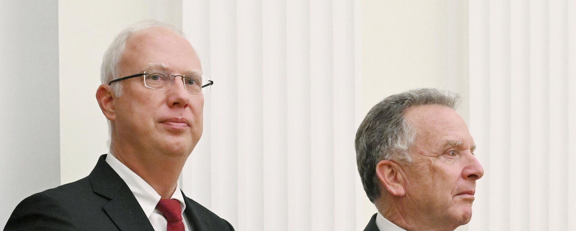 Гендиректор РФПИ Кирилл Дмитриев (слева) и спецпосланник президента США Стивен Уиткофф - Sputnik Южная Осетия, 1920, 22.12.2025