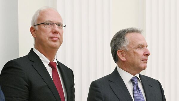 Гендиректор РФПИ Кирилл Дмитриев (слева) и спецпосланник президента США Стивен Уиткофф - Sputnik Южная Осетия