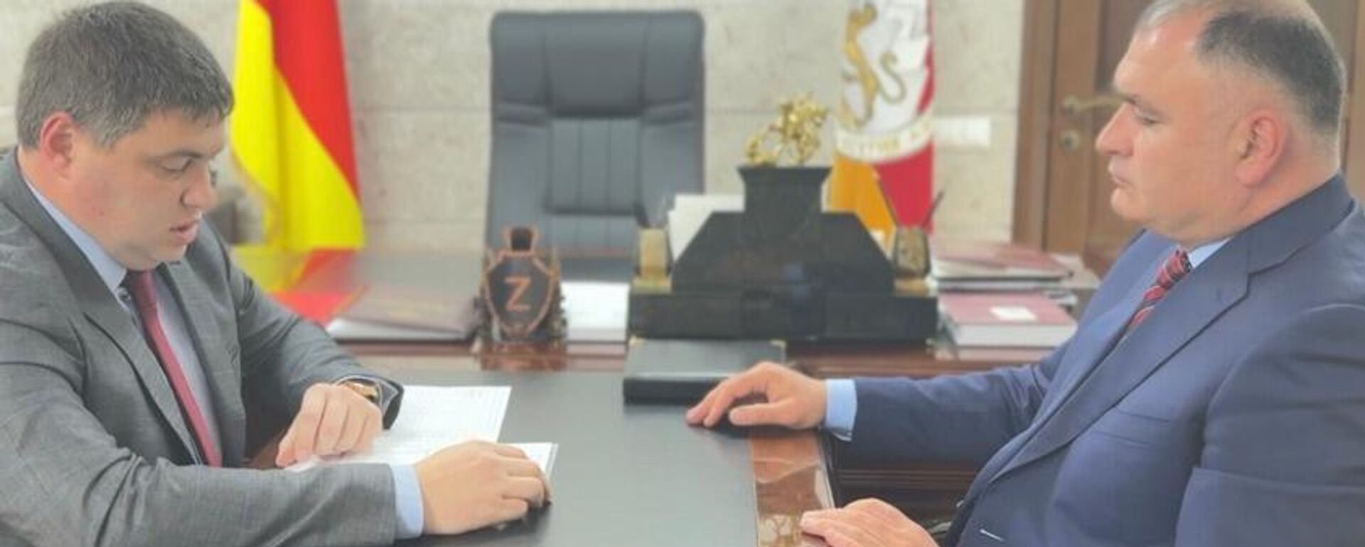 Президент Алан Гаглоев  провел рабочую встречу с Министром строительства, архитектуры и ЖКХ Зауром Чочиевым. - Sputnik Южная Осетия, 1920, 23.12.2025