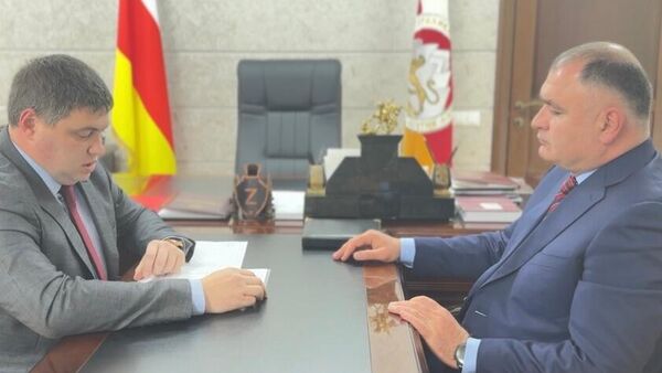 Президент Алан Гаглоев  провел рабочую встречу с Министром строительства, архитектуры и ЖКХ Зауром Чочиевым. - Sputnik Южная Осетия