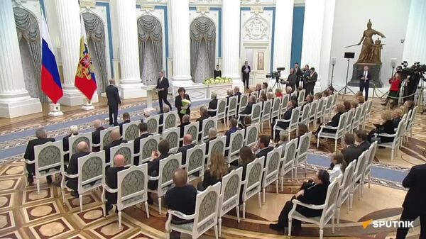 Орден За заслуги перед Отечеством четвертой степени вручил Владимир Путин официальному представителю МИД РФ Марии Захаровой - Sputnik Южная Осетия